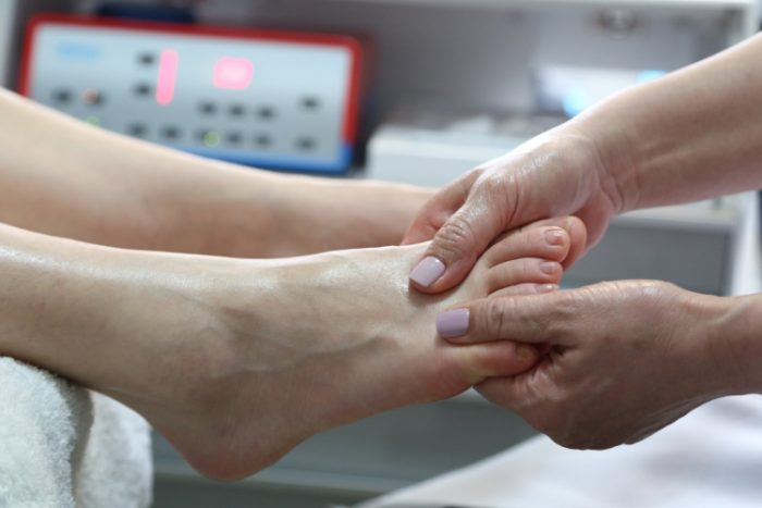 Como limpar os pés da maneira certa? podólogo