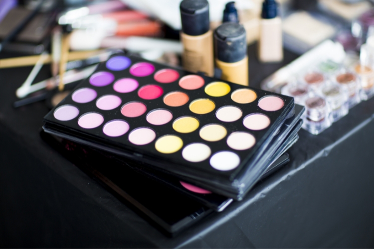 Explore 10 marcas de maquiagens boas e baratas para experimentar. De Ruby Rose a Dalla Makeup, beleza ao seu alcance!