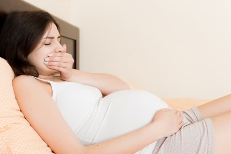 Guia prático para grávidas: como adaptar estilo, roupas e maquiagem, considerando os sintomas de gravidez e o bem-estar.