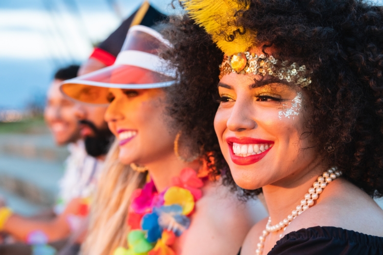Descubra a arte e os desafios de usar maquiagem no Carnaval. Explore as tendências, técnicas e cuidados essenciais