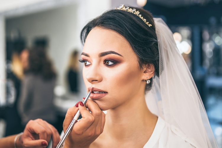Descubra por que a maquiagem de noiva é mais cara, explorando a experiência dos maquiadores, produtos de qualidade e personalização única.