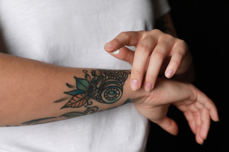 Descubra o tempo que leva para uma tatuagem cicatrizar e os fatores que influenciam este processo, garantindo a durabilidade da mesma.