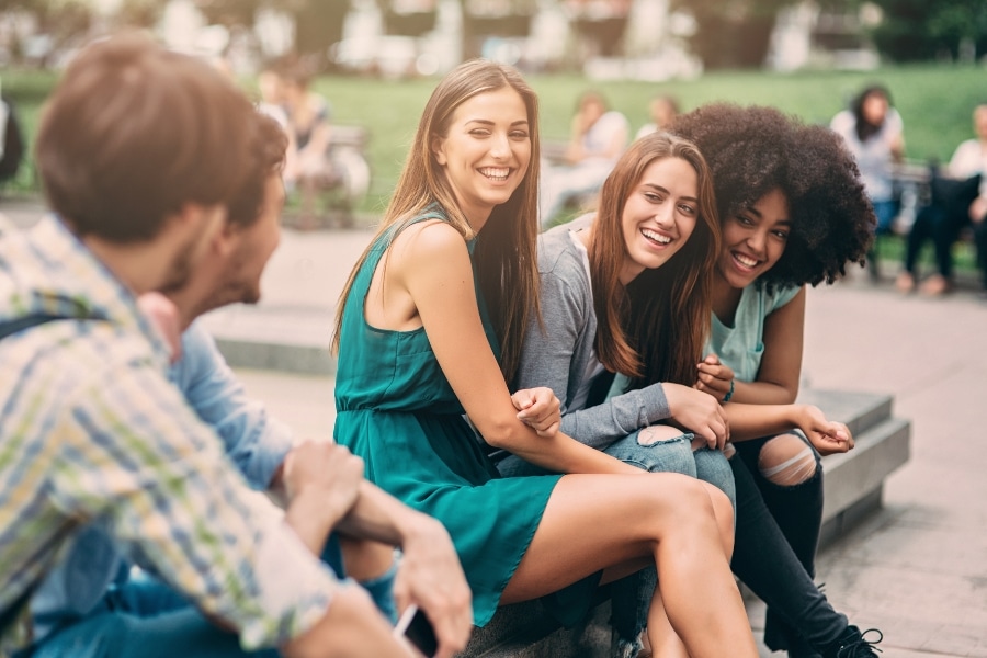Sinais claros e estudados que mostram se você tem chance com a pessoa que gosta e como identificar reciprocidade com segurança emocional.